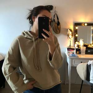 Beige ish croppad hoodie från Zara, S
