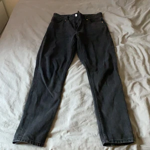 SVARTA JENS - HEJ!! säljer dom Jensen för att jag inte gillar dom längre! Dom är lite trasiga säg man brukar sätta skärp eller dra upp byxorna! 