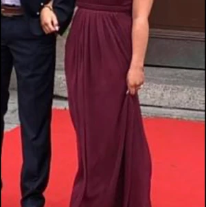 Långklänning  - Fin klänning för fest, bal, skolavslutning, student Nyskick använd 4 Tim . Strl 32 öppen rygg dragkedja i sidan o knyte runt hals , nypris 899kr nu 450kr