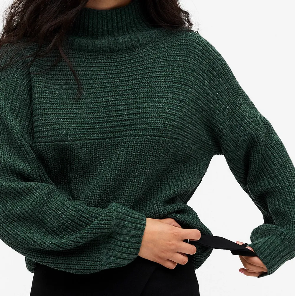Sparsamt använd stickad tröja från Monki i en fin mörkgrön färg 💕💕💕 storlek XXS men är oversized i modellen. . Stickat.