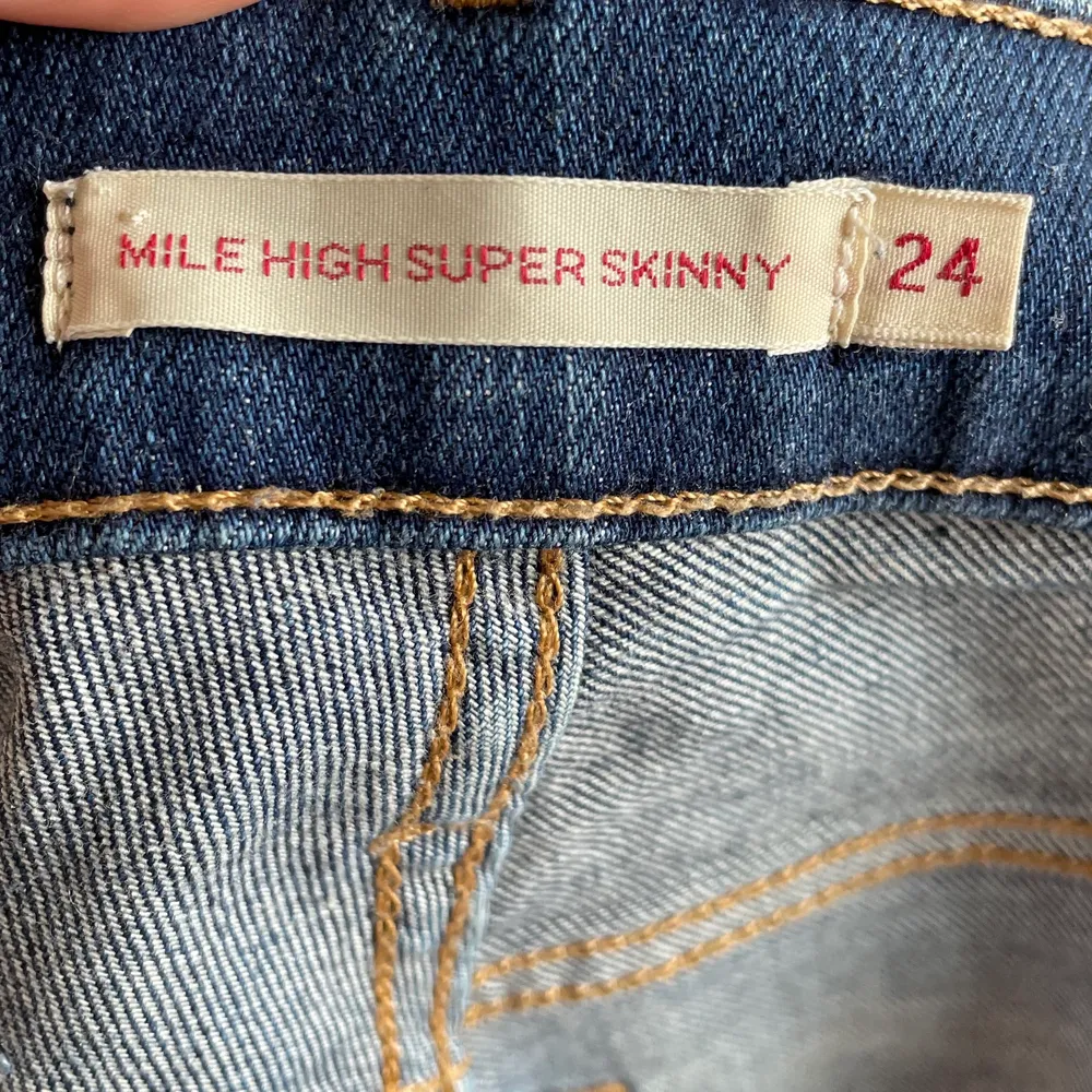 Levis jeans i modellen Mile High Super Skinny, 24 i midjan. Har sytts upp passar en 160 eller mindre. Köpt för 1199, säljer för 250 + frakt (eller bud). Jeans & Byxor.