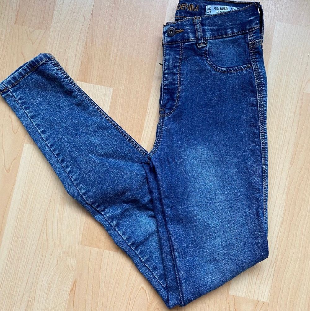 Säljer dessa jeans från Pull & Bear. Storleken är 36. Använd en gång, i fint skick. . Jeans & Byxor.