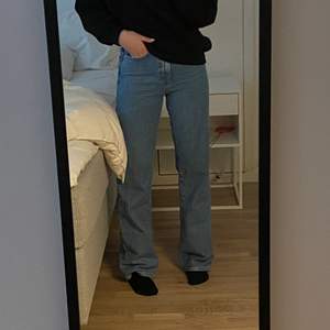 ZARA jeans ”90s full length” i storlek 34, helt nya och oanvända! Jag är 170 cm lång för referens, skickar spårbart med posten