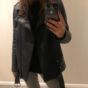 Blå skinnjacka - Denna är jacka är så cool, originalpris ligger på 2000kr. Aldrig använd så är i nyskick. 