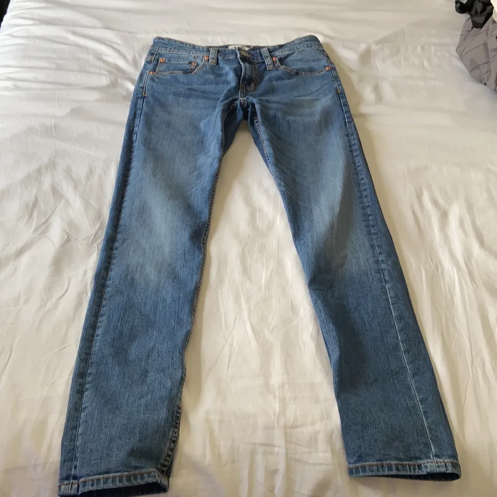 Mörkblå jeans från lager 157. Jeansen är k strl. M och jag är 175cm. De är bra i längden men för tighta. Jeansen är använda men i bra skick. Bor i Norrköping och kan mötas upp, annars står köparen för frakten. Pris kan diskuteras. Jeans & Byxor.
