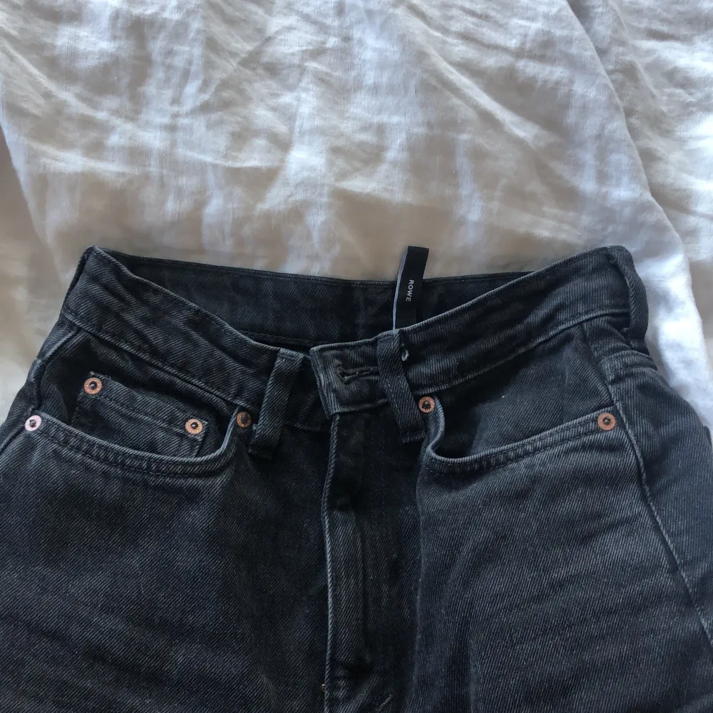 Säljer då de är försmå, de är i modellen ”rowe” och så snygga å trendiga😛de är ganska användna men i fint skick. Jeans & Byxor.