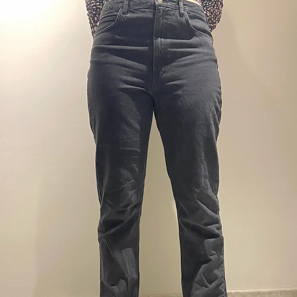 Svarta högmidjade jeans från Zara med slits på insidan av byxorna, använda ett fåtal gånger!!! Strl 42 (men passar 40) Jag är 175 cm lång för referens och jeansen passar mig men skulle säkert passa längre personer! . Jeans & Byxor.