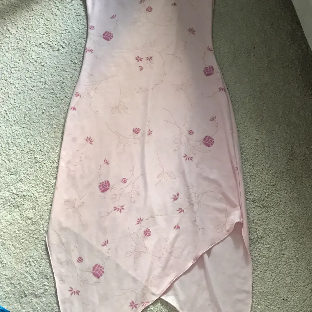 Honestly one of my favourite dresses but I sadly have to let it go. Y2K pink flower print dress! . Klänningar.