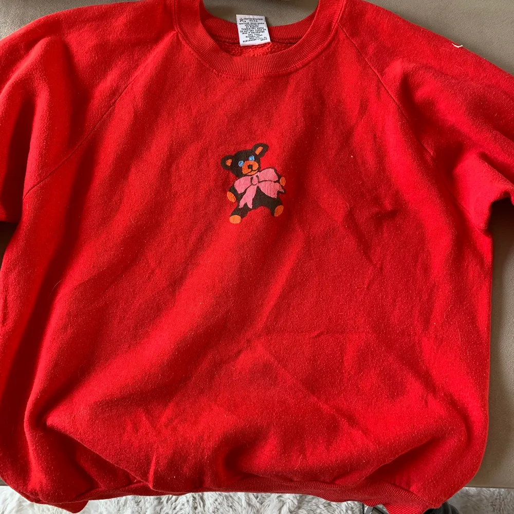 En sweatshirt som är köpt på beyond retro. Nästan aldrig använd. Storlek M men passar XS-S också.. Tröjor & Koftor.