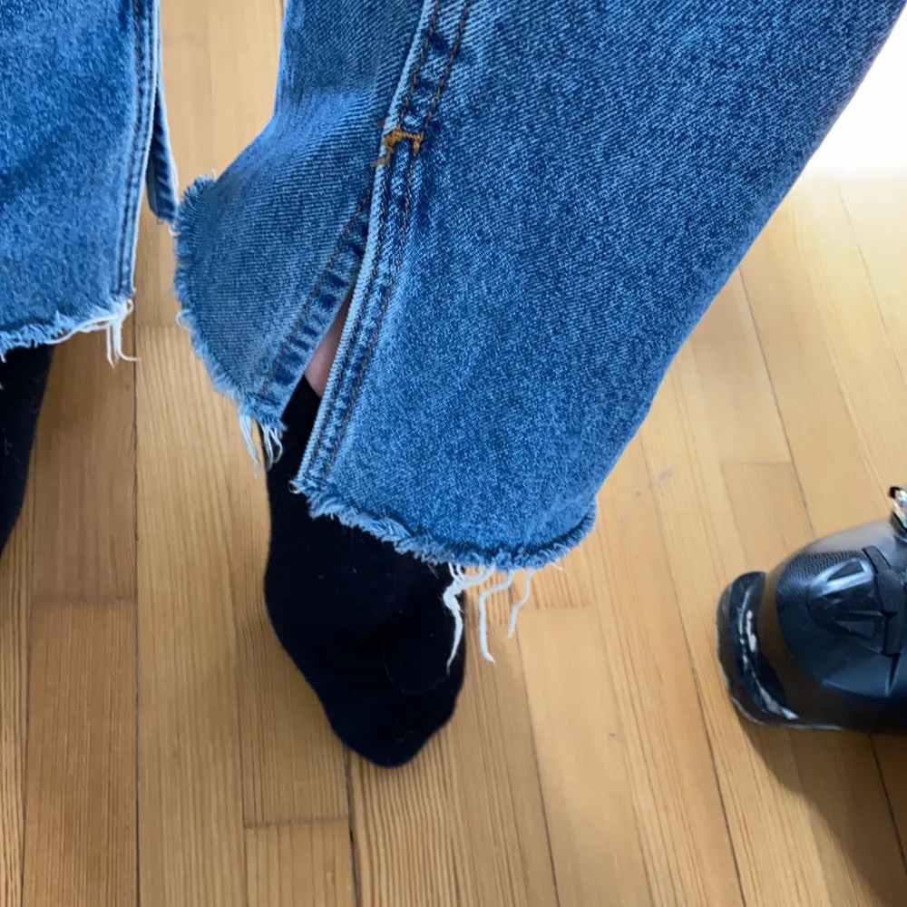 As snygga jeans med slits där nere som tyvärr har blivit lite tighta på mig! Storlek 36 och jag är ca 177💓 går bra att buda!. Jeans & Byxor.