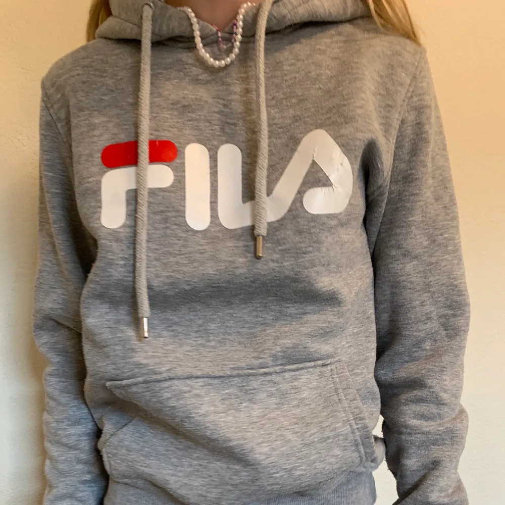 Fake fila hoddie från Turkiet, är nopprig och trycket är slitet (se bild 3), men annars en mysig hoddie i storlek M men känns som XS/S! Fast pris 20kr + frakt!. Hoodies.