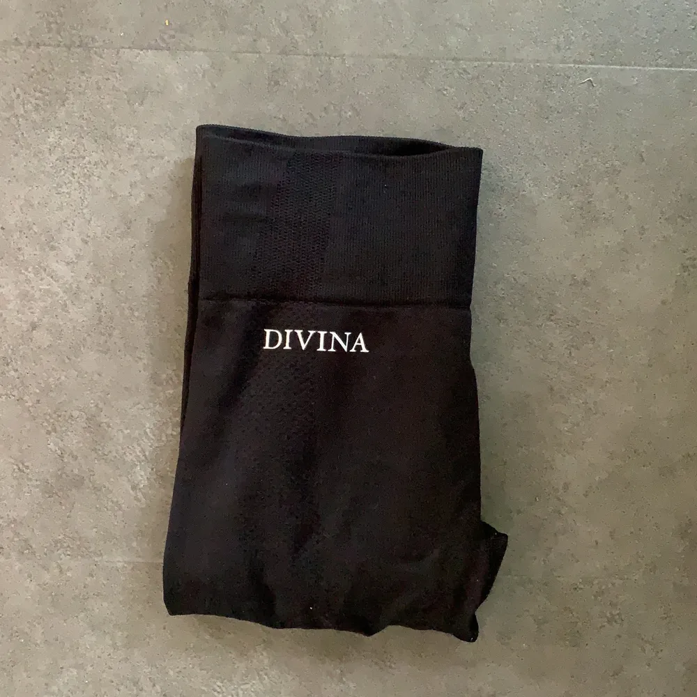 Träningsbyxor från DIVINA i storlek xs, använt ett fåtal gånger. Nypris: 699kr. Jeans & Byxor.