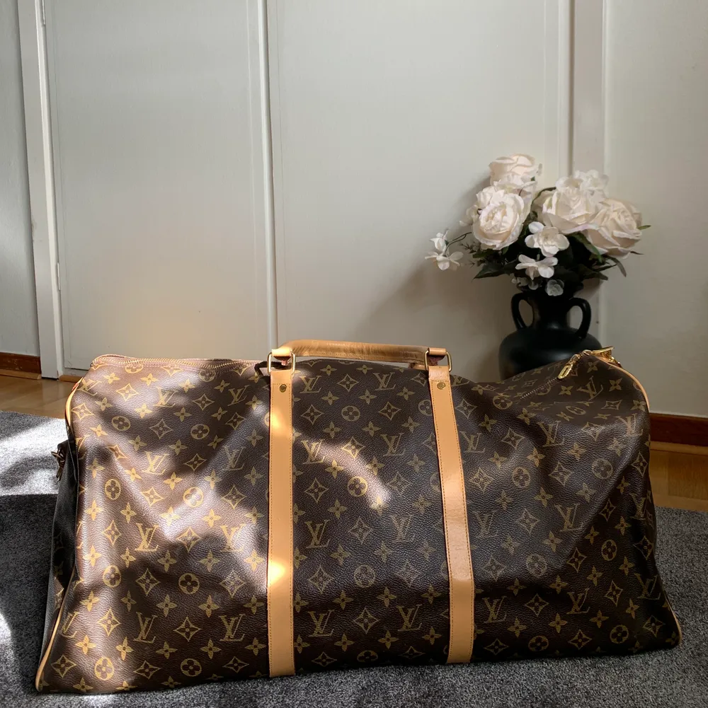 Louis Vuitton travel bag XL, köpt på second hand i Paris för 2000kr, väldigt bra skick och väldigt fin, äkta skinn, lite små skader på den som ni ser på bilderna 💕 den är väldigt stor så man är medveten om de 😘. Väskor.
