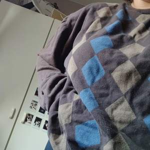 Säljer denna trendiga oversized rutad sweater som jag hittade i en secondhandbutik för en stund sen, har personligen aldrig använt *bara provat* är i nyskick!, är i strl 5XL men jag skulle säga att den är XXL. Startpris 170kr+frakt om populär buda i kommentarerna och hör av er om eventuella frågor💞