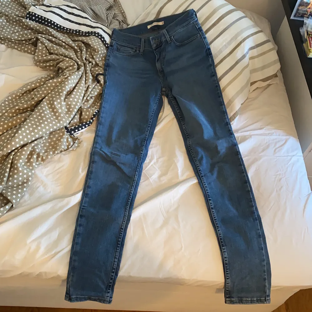 Helt nya levis jeans super skinny 710! Sällsynt storlek 26/28. Dem är aldrig använda, endast prövade 1-2 ggr. Säljs billigt.. Jeans & Byxor.