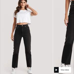 Säljer ett par jeans från NAKD i modellen ”High Waist Raw Hem Straight Jeans” i storlek 34. Perfekt längd på mig som är cirka 167 och de är normala i storleken. Använda fåtal gånger så väldigt fint skick! Köparen står för frakt. 