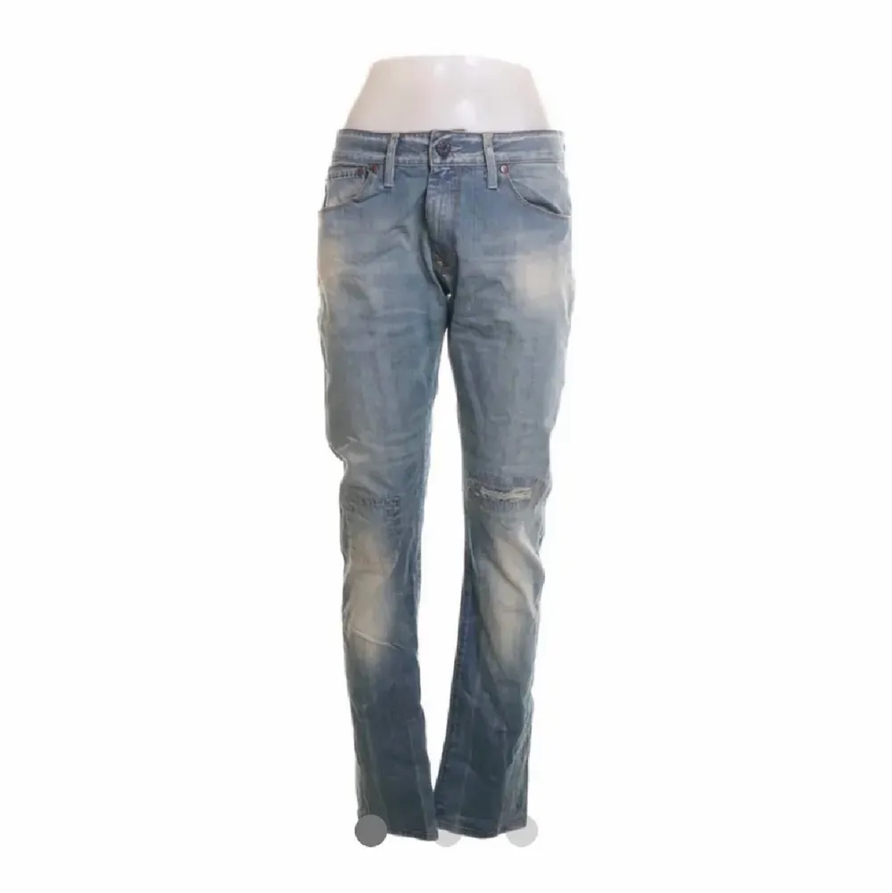 Acne jeans, lågmidjade med slitningar.                       Modell: Hug French                                                                        Storlek: 26/32.                                                                              Kan både frakta och mötas upp i Stockholm ( innerstad ) . Jeans & Byxor.