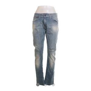 Acne jeans, lågmidjade med slitningar.                       Modell: Hug French                                                                        Storlek: 26/32.                                                                              Kan både frakta och mötas upp i Stockholm ( innerstad ) 