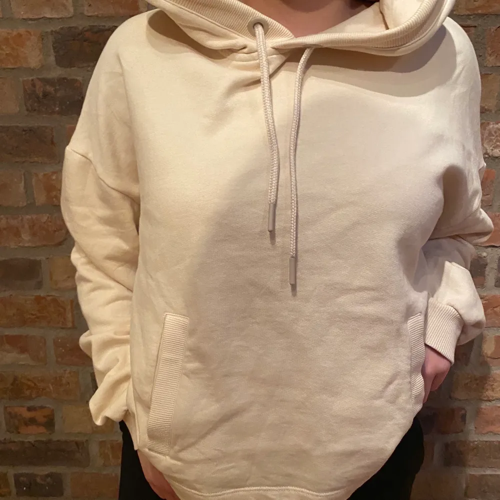 En beige kroppad hoodie från Cubus! Super mjuk och skön! Priset med frakt blir 120kr. Hoodies.