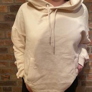 En beige kroppad hoodie från Cubus! Super mjuk och skön! Priset med frakt blir 120kr