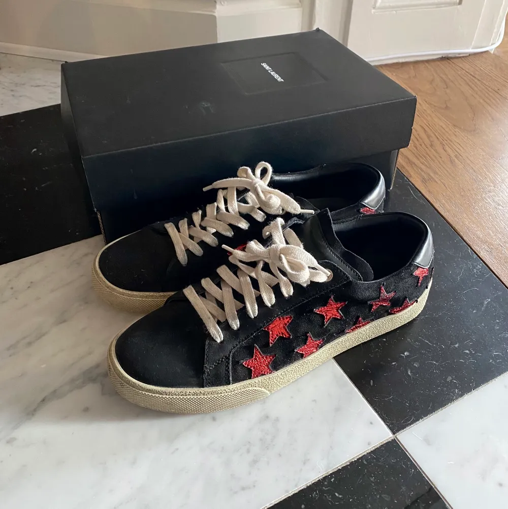 Svarta sneakers i mocka från Saint Laurent med röda stjärnor. Storlek 39!💕. Skor.