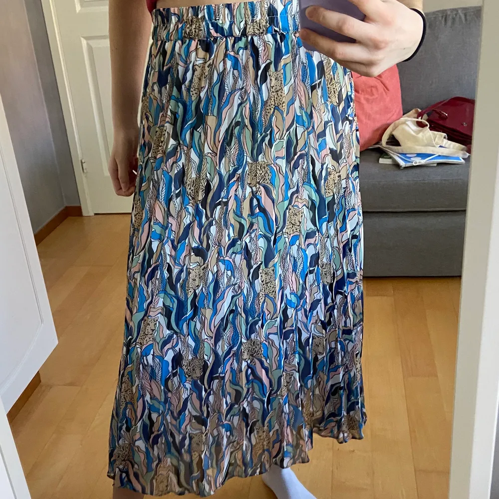 En så fin lång mönstrad kjol från Monki. Inte superanvänd, nyskick. En underkjol är insydd. Passar perfekt till våren, sommaren och hösten. . Kjolar.