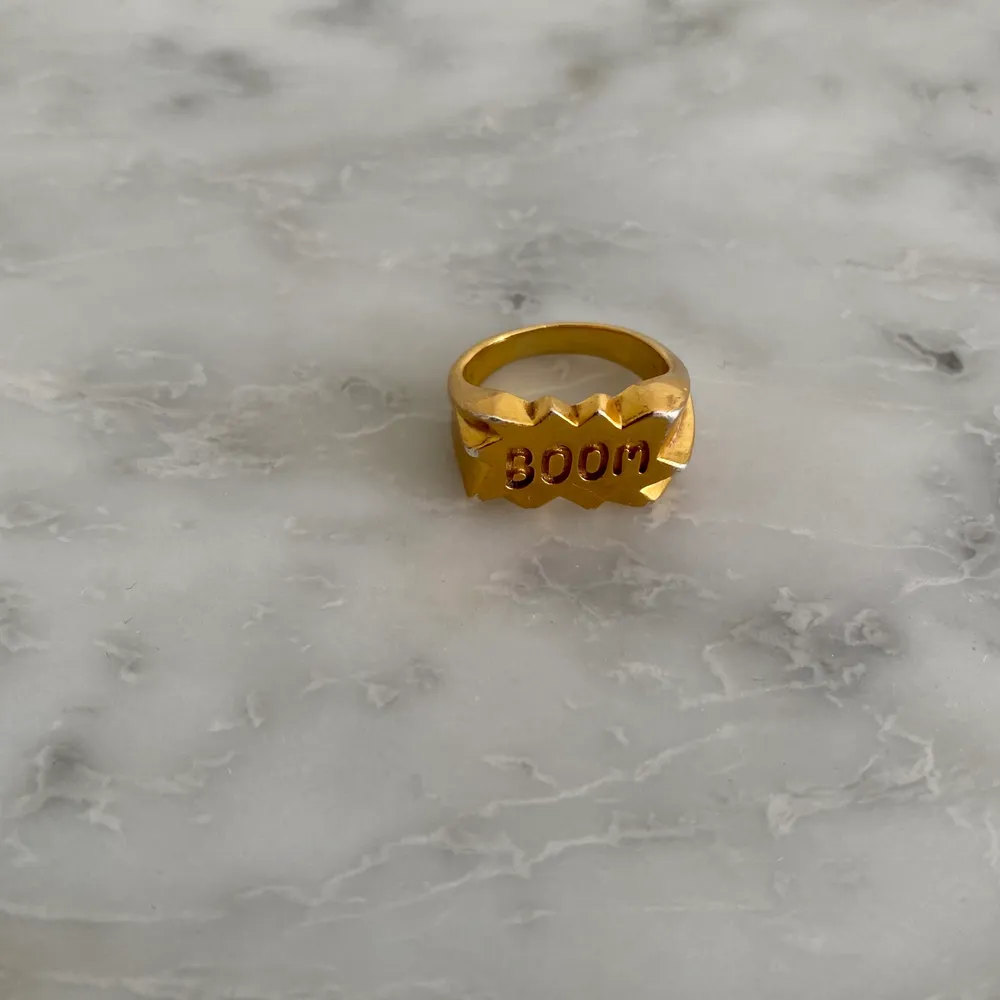 Guldfärgad BOOM ring från Maria Nilsdotter. Storlek 18 mm☺️. Accessoarer.