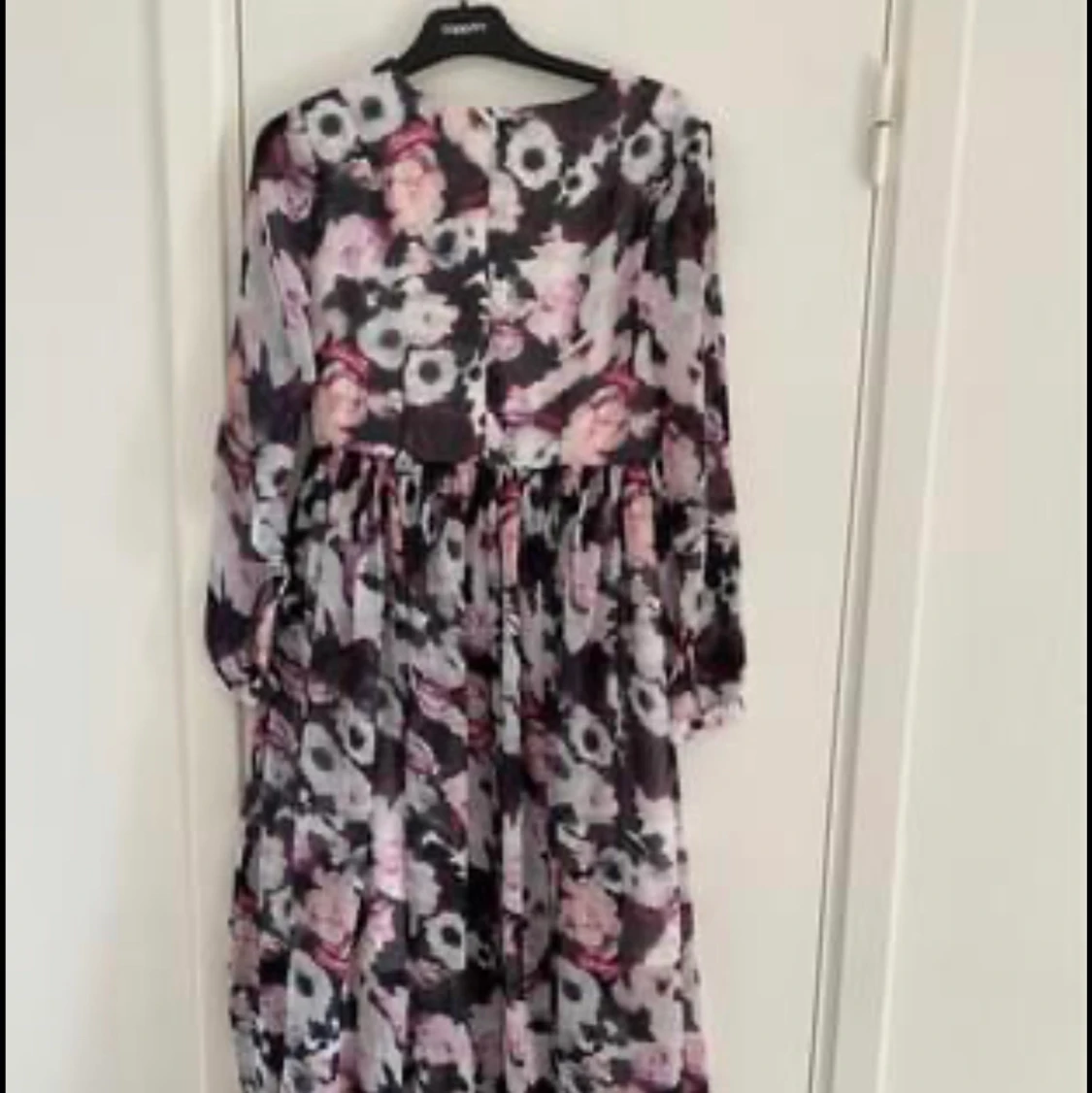 Klänningen oanvänd fin lång sommar klänningen stolek är 36