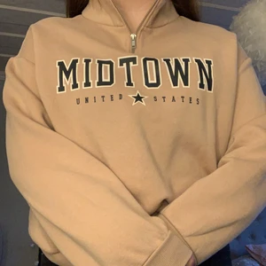  Beige tröja💞 -   säljer en beige tröja i storlek M. Har haft den i ungefär ett halvår💞köparen står för frakten💞