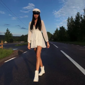 kort vit klänning - från princess polly, storlek xs-s. som ny, endast använd några timmar under min studentmottagning! köpt för över 500kr plus en härlig tullavgift på 200kr så vill iaf ha 300 för den! xxx