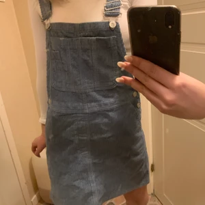 Manchester hängselklänning strl 34 - Säljer denna fina hängselklänning från Urban outfitters i Manchester🤤🥰🥰🥰så fin färg! Strl 34