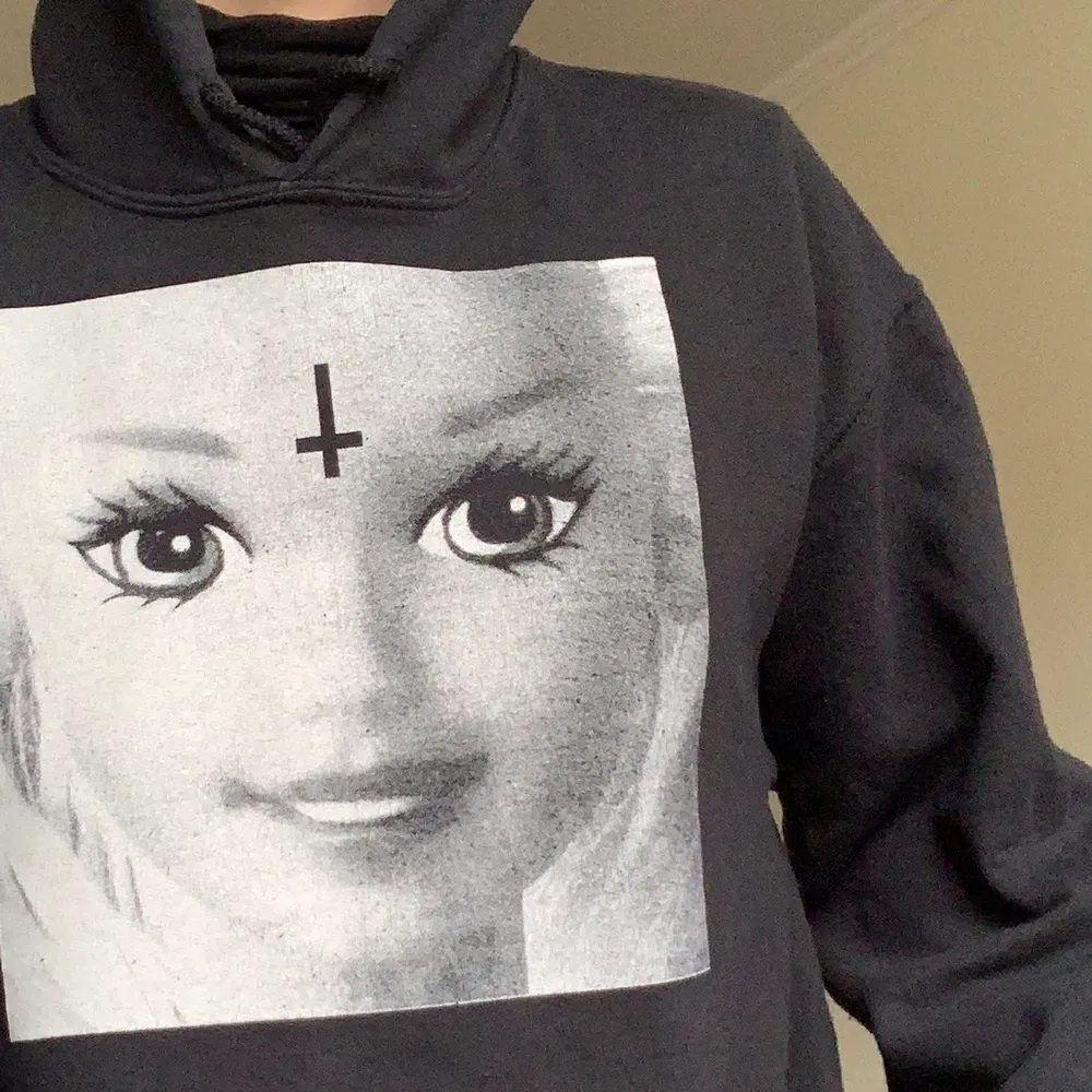Mysig hoodie med ikoniskt tryck från Nikki lipstick. Den har varit med några år så säljer den billigt! . Hoodies.