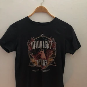 T-shirt  - En t-shirt från gina tricot i stolek S, väldigt fin tröja och är i ett fint stick:) Skriv en kommentar om du undrar något . 30kr + frakten