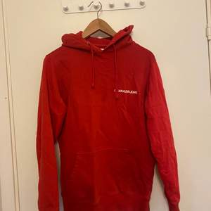 Röd hoodie från Calvin Klein, skick 9/10, size S