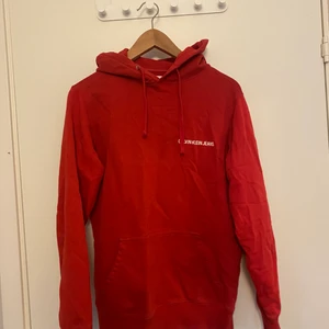 Calvin Klein Hoodie - Röd hoodie från Calvin Klein, skick 9/10, size S
