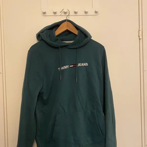 Tommy Jeans hoodie - Hoodie från Tommy Jeans, skick 9/10, size S