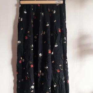 Kjol  - Lång kjol i tunnt material och med fint mönster. Pm för mått 