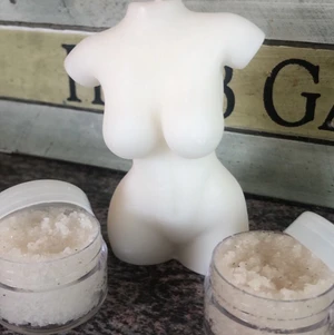 Women Body Shape Candle & Lip Scrub - En unik blandning mellan en vit kvinnokropp & två vanilj lip scrubs. Ljuset doftar vanligt stearin men lip scruben doftar däremot otroligt god och fräsch vanilj. Vid priser kontakta mig! Ljus: 35kr/ 2 för 45kr + frakt 