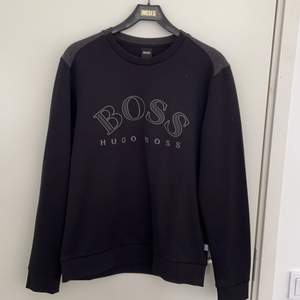 Säljer min oanvända Hugo Boss Sweatshirt. Köpt på Room 1006 i malmö. Nypris: 1400kr. Säljer för 1000kr. Pris kan diskuteras vid snabb affär 
