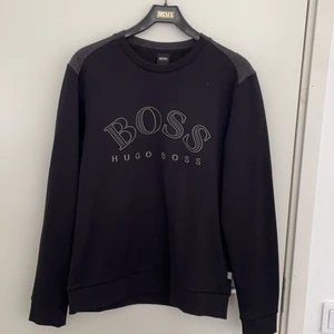 Hugo Boss Sweatshirt stl. L - Säljer min oanvända Hugo Boss Sweatshirt. Köpt på Room 1006 i malmö. Nypris: 1400kr. Säljer för 1000kr. Pris kan diskuteras vid snabb affär 