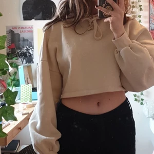 Beige croppad hoodie  - Mysig beige hoodie från gina, har dock en liten mascara fläck🥰