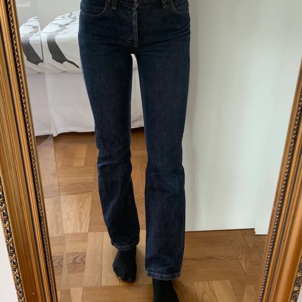 Snygga raka Lee jeans. Dessa har storlek 27-32 (Jag är 168) och har bra kvalité, men är tyvärr för små för mig. Säljer för 150kr⭐️. Jeans & Byxor.