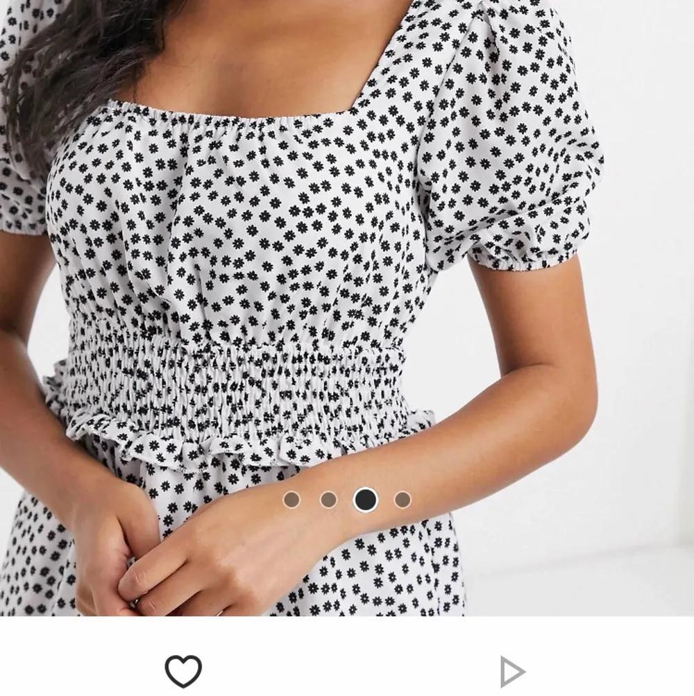Säljer denna så fina klänningen från missguided. Den ä svartvit med småblommig på sig. Aldrig använd❤️ köparen står för frakt. Klänningar.