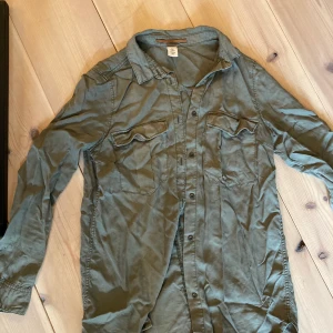 Skjorta  - Skjorta från hm, aldrig använd men skrynklig.