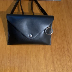 Väska  - Knappt använd midje väska i bra skick. Frakten står kunden för. 