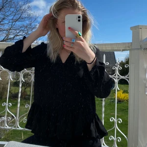 Svart blus - Skön tunn blus från vero Moda. Storlek XS men jag är en S/M och passar mig bra! Lite lösare passform. Använd en gång! 🤍 frakt ej inkl