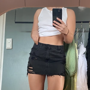 Hollisterkjol - Storlek W28. Är vanligtvis en M men denna är lite kort på mig. Därav säljer jag!