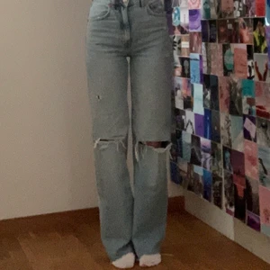 Zara jeans strl 34 - De populära wideleg jeansen från zara. Aldrig använda men tvättade en gång. Säljer då jag hellre använder andra jeans. Jag är 169 cm och jeansen går ner till golvet på mig. Om de är för långa kan man klippa av de. Skriv för fler bilder. Köpare står för frakt (66kr). Pris 225kr + 66kr = 291kr.