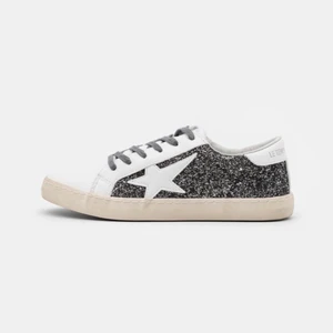 Sneakers - Helt nya jättesnygga sneakers, säljer för att jag köpte 2 storlekar💓💓 kolla gärna in vad jag mer säljer💖💖