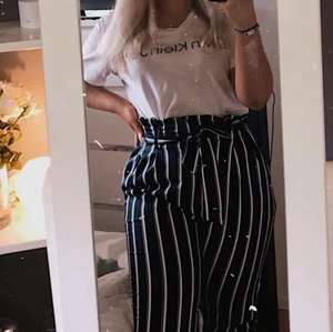 Blå/vita kostymbyxor  - Väldigt sköna byxor som knappt är använda. Jag skulle säga att de är rätt små i storleken, dem är inte som en 38 utan jag skulle säga att dem är mer som en 36 i storleken. 